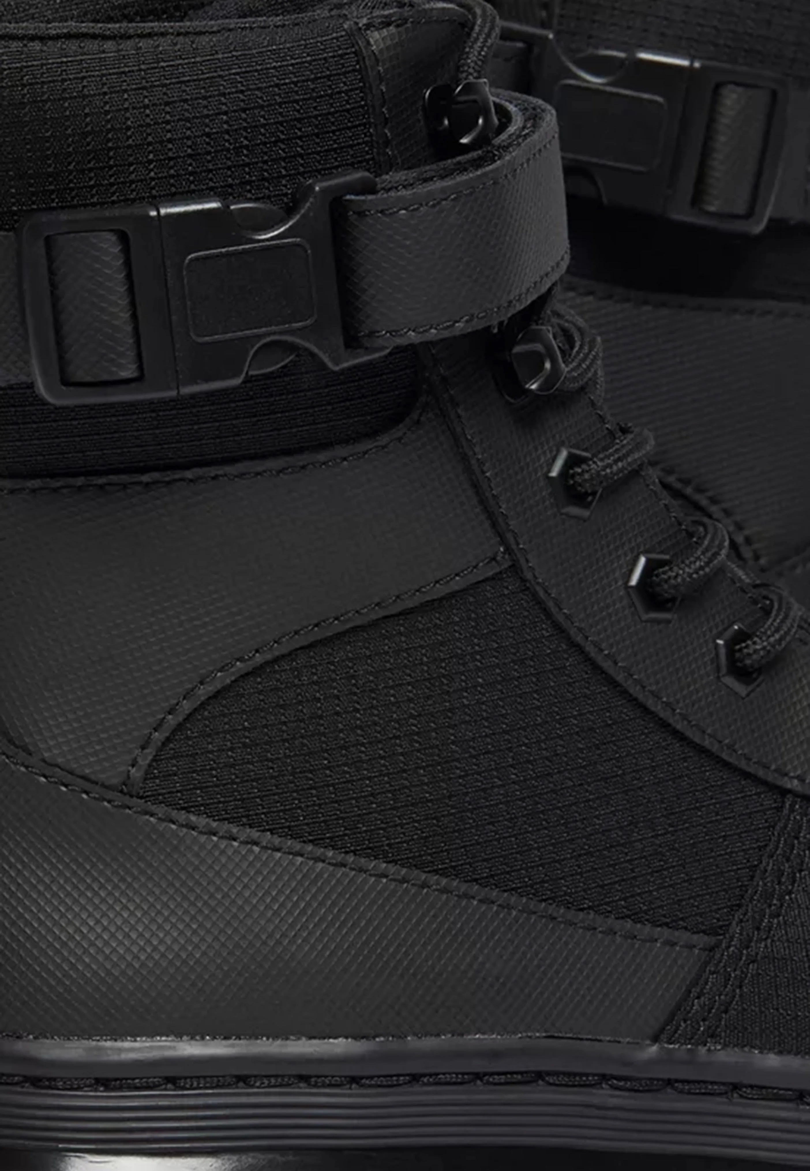 Dr. Martens - Combs Tech Black - Shoes